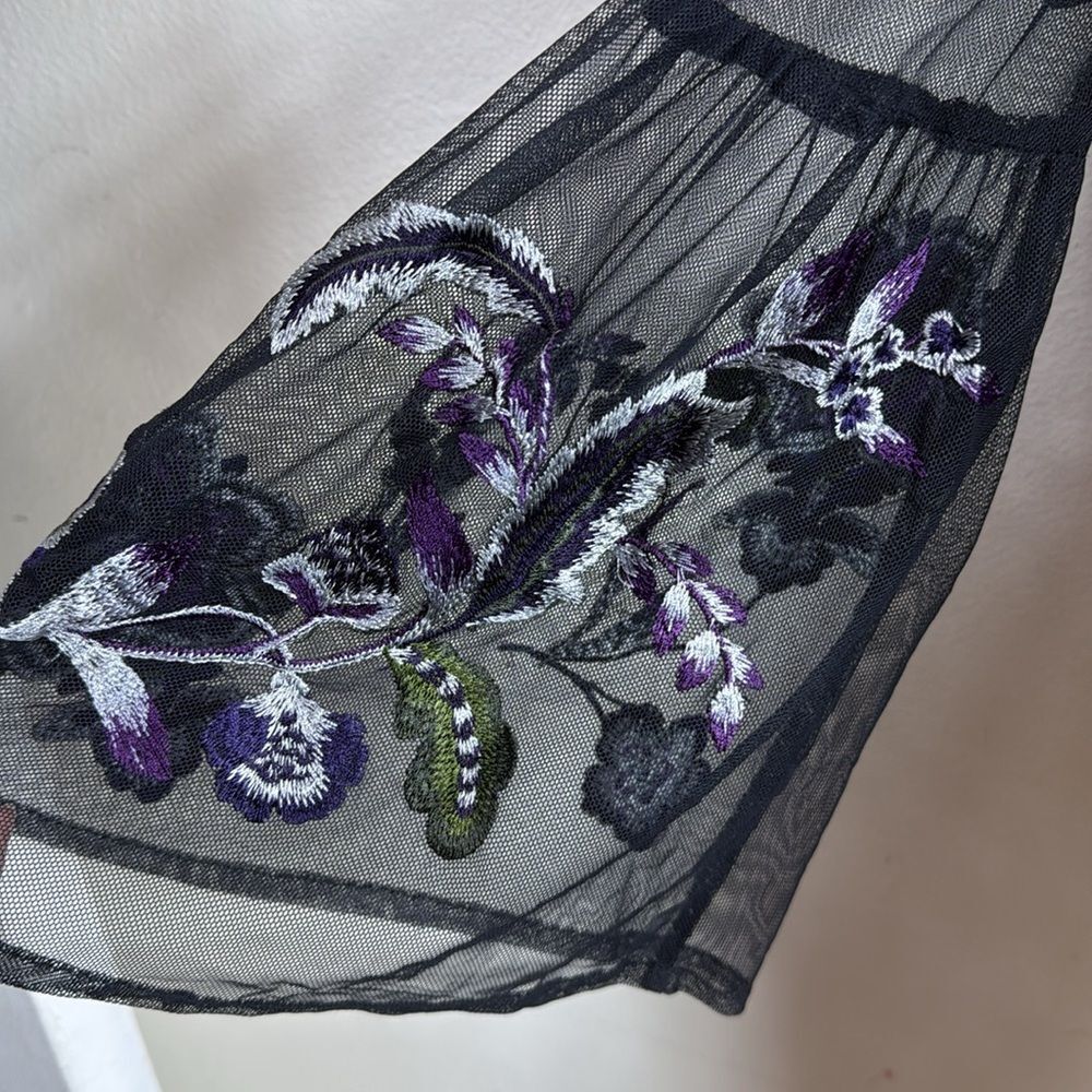 (T2) INC International Concepts Black PS top with floral embroidery, Y2K - Picture 10 of 13